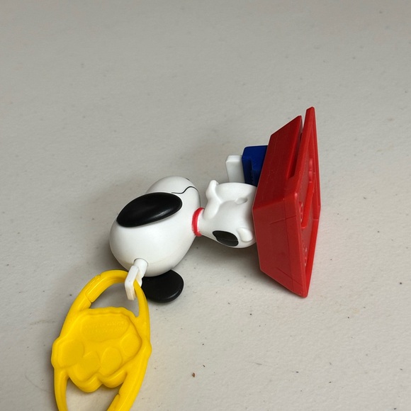 Mc Donald’s 2018 Peanuts Worldwide Snoopy Toy figure - Picture 7 of 9